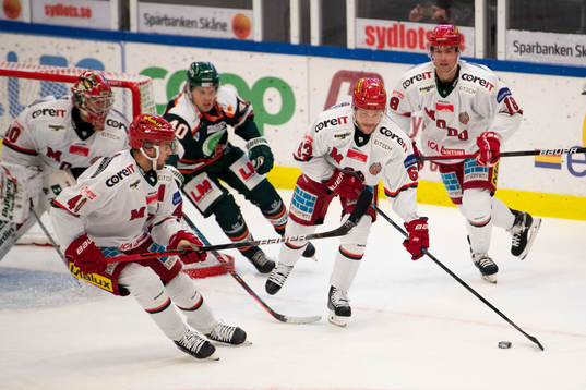 Modos Tommy Enström rensar framför eget bur