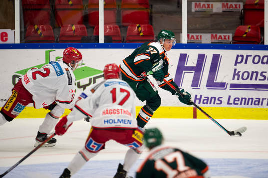 Kristianstads Herman Hansson jagas av Modos Jesper Lindgren