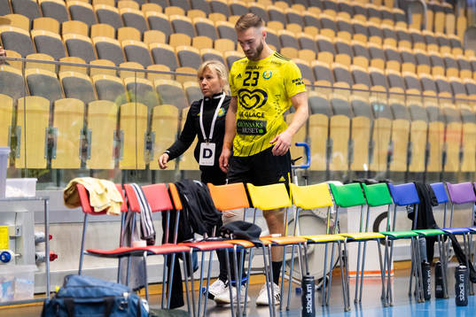 Sävehofs Henrik Tilsted lämnar planen med lindat knä
