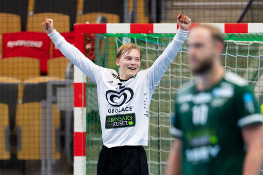Sävehofs målvakt Simon Möller jublar