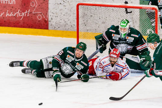 Timrås Jeremy Boyce-Rotevall mellan Tingsryds David