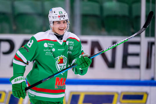 Rögles Melker Eriksson skrattar