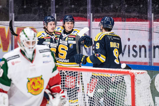 Södertäljes Måns Lindbäck jublar