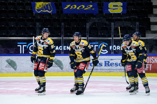 Södertäljes Nick Olesen och Måns Lindbäck jublar