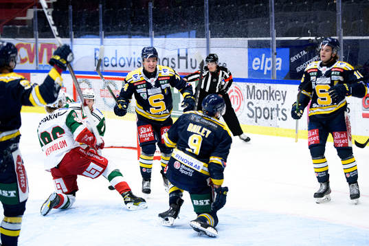 Södertäljes Rasmus Kahilainen jublar med Matt Bailey