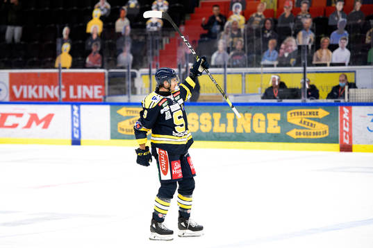 Södertäljes Matt Bailey jublar