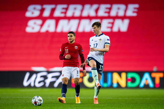 Mohamed «Moi» Elyounoussi of Norway and Paddy McNair of