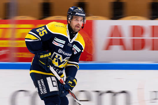 s Axel Holmström innan ishockeymatchen i SHL mellan HV71