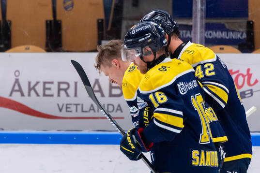 s Simon Önerud får hjälp att ta sig av isen