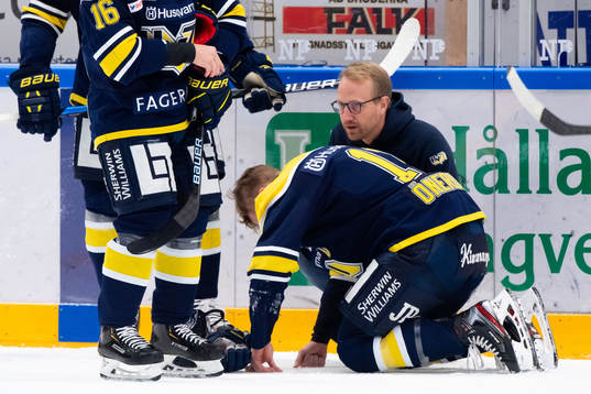 s Simon Önerud undersöks av läkare