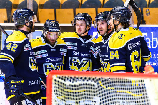 s Christoffer Törngren jublar med lagkamrater