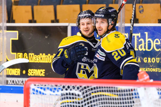 s Christoffer Törngren och Linus Sandin jublar