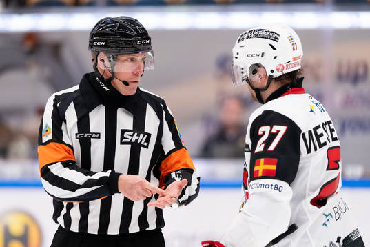 Domare Morgan Johansson pratar med Malmö Redhawks Pontus
