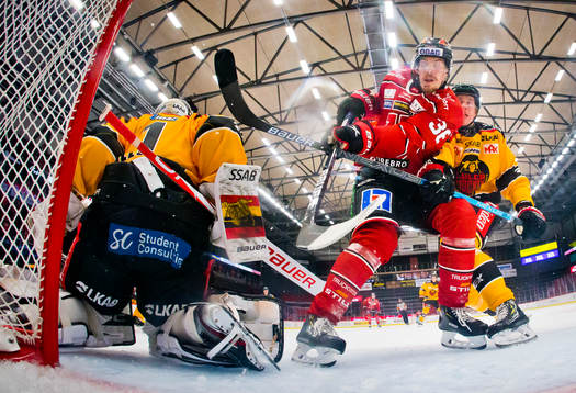 Örebros Emil Larsson och Luleås målvakt Jesper Wallstedt
