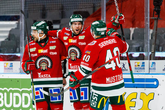 Frölundas Anders Grönlund jublar med Joel Mustonen och