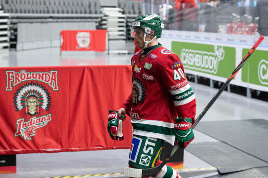 Frölundas Joel Mustonen lämnar isen