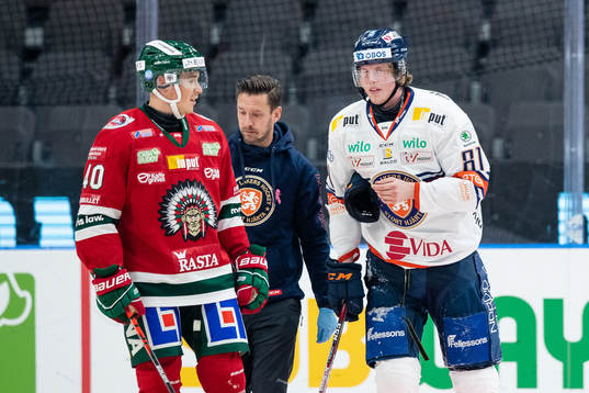 Frölundas Joel Mustonen pratar med Växjös Fredrik