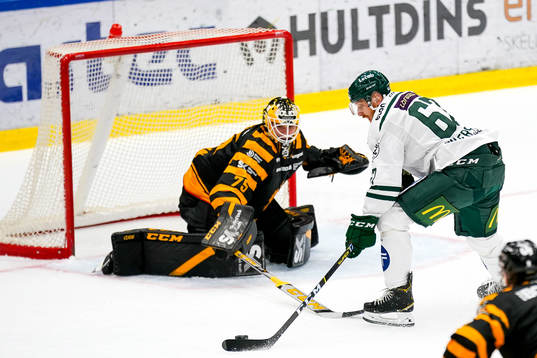 Skellefteås målvakt Arvid Söderblom och Färjestads