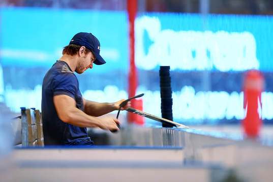 Linköpings Andrew Gordon före ishockeymatchen i SHL