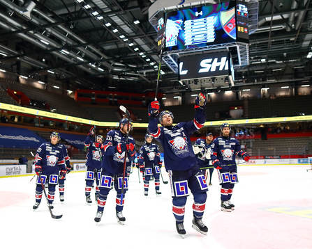 Linköpings spelare med Andrew Gordon jublar