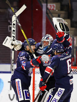 <ll26, målvakt Jussi Rynnäs och Jonas Holös jublar