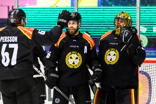 Brynäs Jonathan Sigalet och målvakt Samuel Ersson jublar