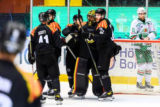 Brynäs målvakt Samuel Ersson jublar med John Persson