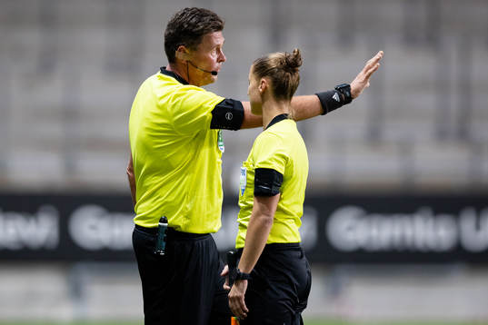 Domare Antti Kanerva diskuterar straffsituation med