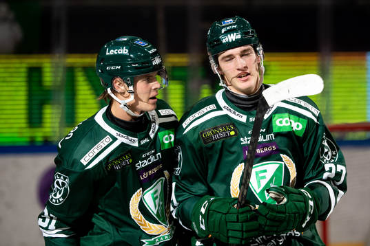 Färjestads Carl Jakobsson och Oskar Bäck jublar