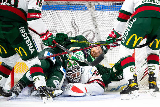 Färjestads Pontus Widerström och Frölundas målvakt