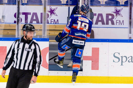 Växjös Jack Drury på väg ut i utvisningsbåset