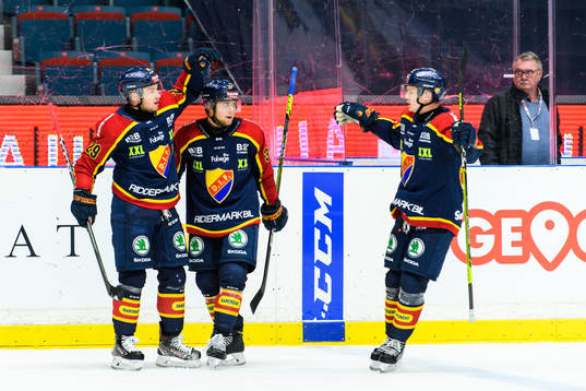 Djurgårdens Sebastian Strandberg jublar med lagkamrater