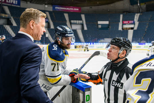 s tränare Nicklas Rahm oh Domare Wolmer Edqvist diskuterar