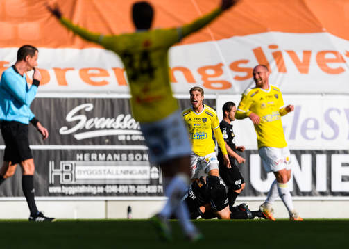 Falkenbergs Marcus Mathisen reagerar mot ett domslut