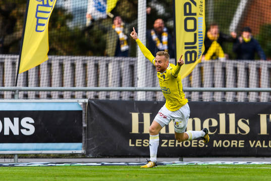 Falkenbergs Tobias Englund jublar efter 1-0