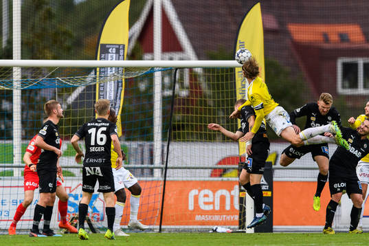 Falkenbergs Carl Johansson gör 2-1 målet
