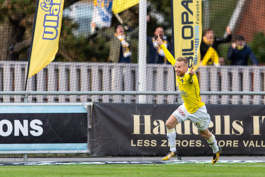 Falkenbergs Tobias Englund jublar efter 1-0