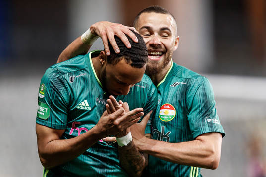 Dalkurds Willie Clemons och Malkolm Moenza  jublar