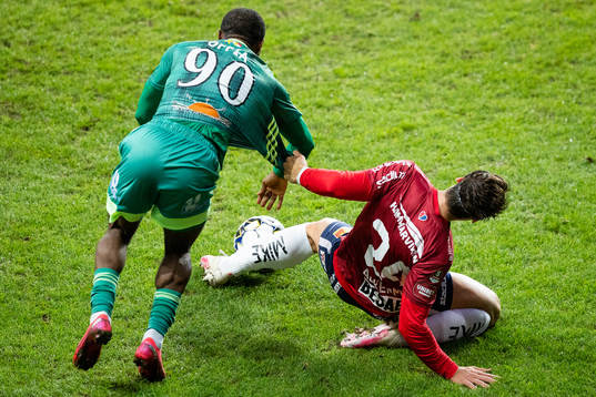 Dalkurds Henry Offia i kamp med Örgrytes Kevin Ackermann