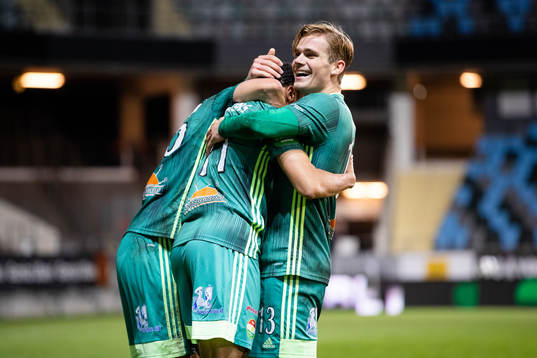 Dalkurds Willie Clemons jublar ihop med Malkolm Moenza och