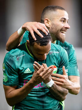 Dalkurds Willie Clemons jublar ihop med Malkolm Moenza