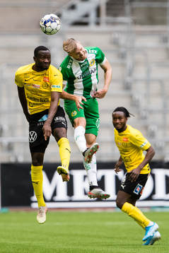 Mjällbys Moses Ogbu i en nickduell med Hammarbys Richard