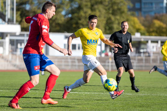 Varbergs GIFs Armin Helvida mot IFK Malmös Emil Johansson