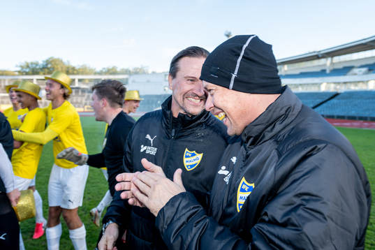 IFK Malmös tränare Per Harrysson och Jan Strandberg jublar