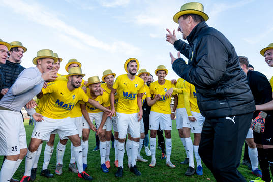 IFK Malmös spelare jublar tillsammans med tränare Per Harrysson