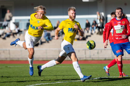 IFK Malmös Philip Persson Lundgren nickar in 2-0