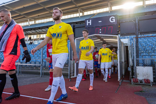 IFK Malmös spelare gör entré till fotbollsmatchen i