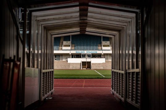 Interiör vy över Malmö Stadion sett från spelartunneln