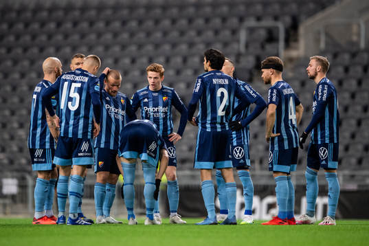 Djurgårdens spelare samlas i en ring