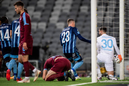 Djurgårdens Fredrik Ulvestad och Malmö FFs målvakt Marko Johansson i samband med 1-2